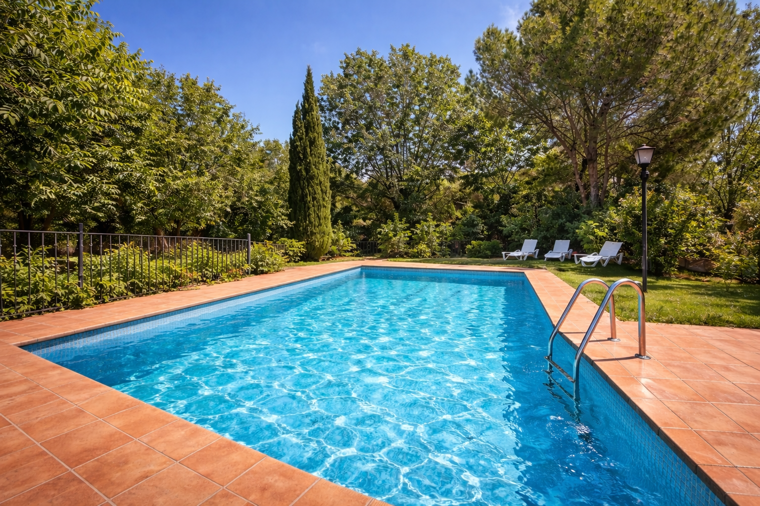 piscina exterior de casas rurales Los Cortijos
