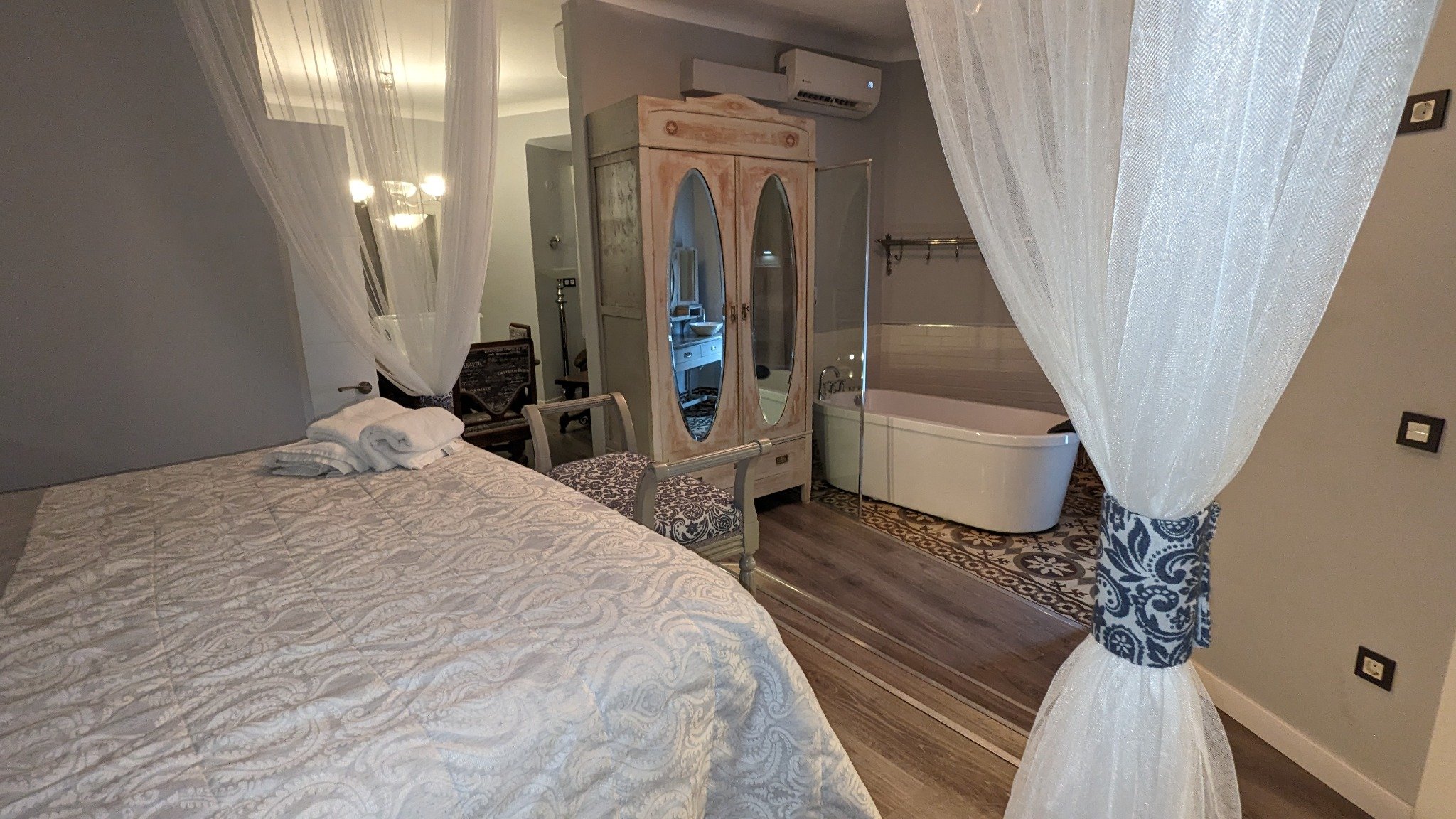 Dormitorio con bañera integrada en casa rural en Alcaraz, Sierra de Alcaraz