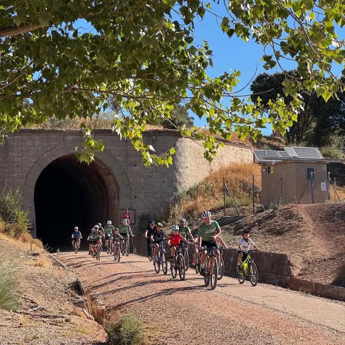 Cicloturistas atraviesan un túnel del Camino Natural Vía Verde del Renacimiento en la Sierra de Alcaraz